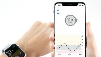 Med Dexcom G6 CGM kan du se dine glukosemålinger på din smart-enhed (telefon og smartwatch viser glukosemålinger)